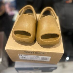 Baby Yeezy slides size 4 toddler. Used but still in good condition.